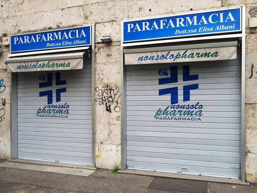 Decorazione serranda Parafarmacia non solo pharma, spray acrilico, Roma