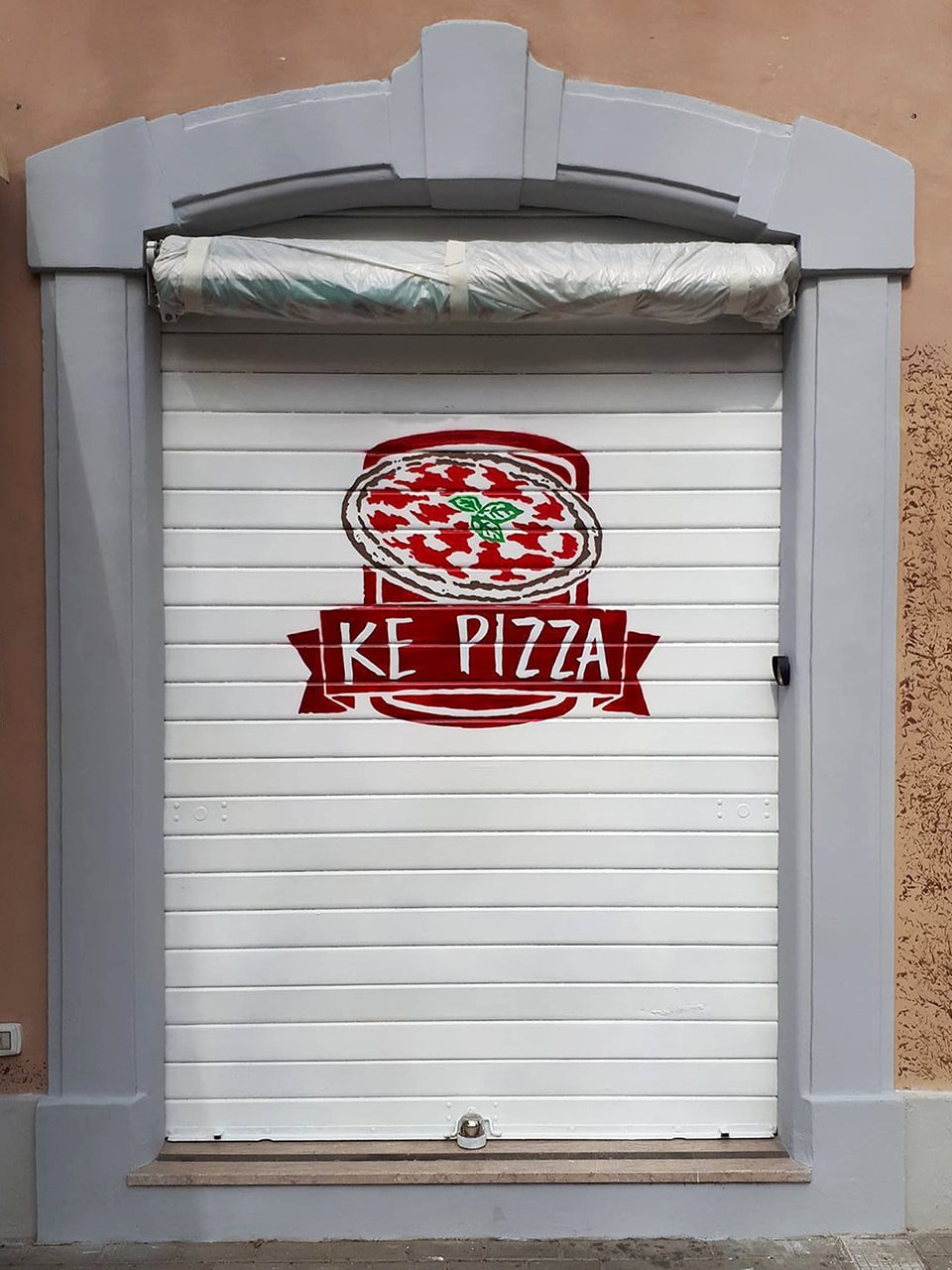 Decorazione serranda Ke Pizza, spray acrilico, Roma